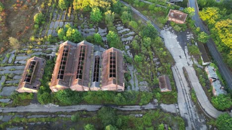 drone volando lentamente alrededor de un complejo minero de carbón abandonado