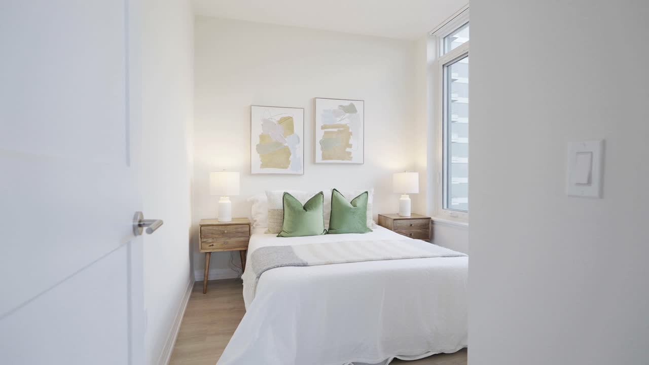 Vídeo en cámara lenta con estabilizador, plano medio de un dormitorio moderno en un apartamento con una cama y lámparas de noche estilosas junto a una ventana grande