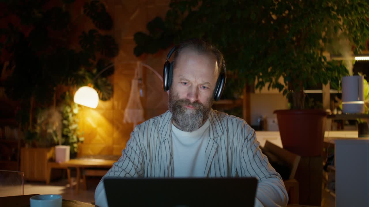 hombre trabajando desde casa por la noche