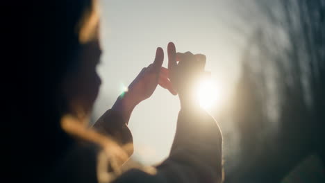 Mujer-Tocando-El-Sol