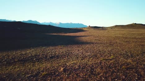 Niedrige-Drohnenantenne-Vom-Land-über-Eisberge,-Die-Sich-In-Einer-Gletscherbucht-Jökulsárlón-Gletscherlagune-Island-Bewegen,-Was-Auf-Eine-Globale-Erwärmung-Hindeutet