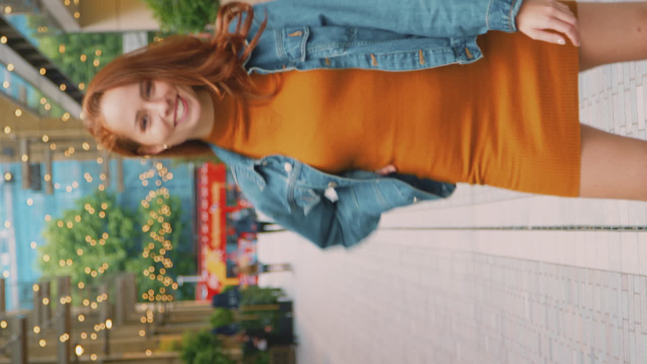 vídeo vertical de una vlogger o influyente social viajando por la ciudad para las redes sociales