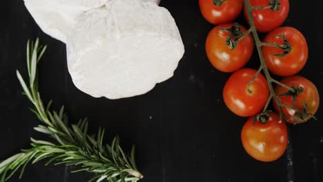 queso con tomates y hierba de romero