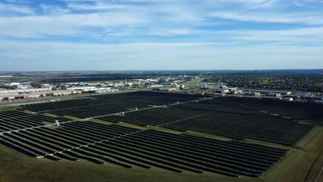 Kreisförmige-Drohnenaufnahme-Des-Solarkraftwerks-Calgary