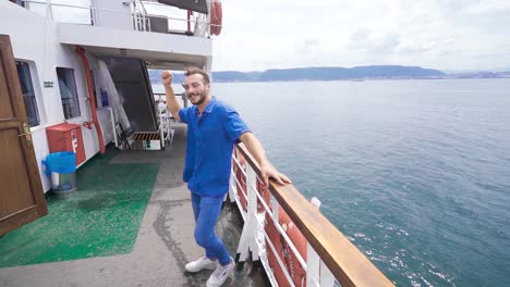 un joven bailando en el barco en cámara lenta.