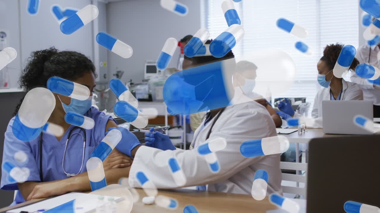 얼굴 마스크를 쓰고 있는 다양한 의사들에 대한 알약 아이콘의 애니메이션