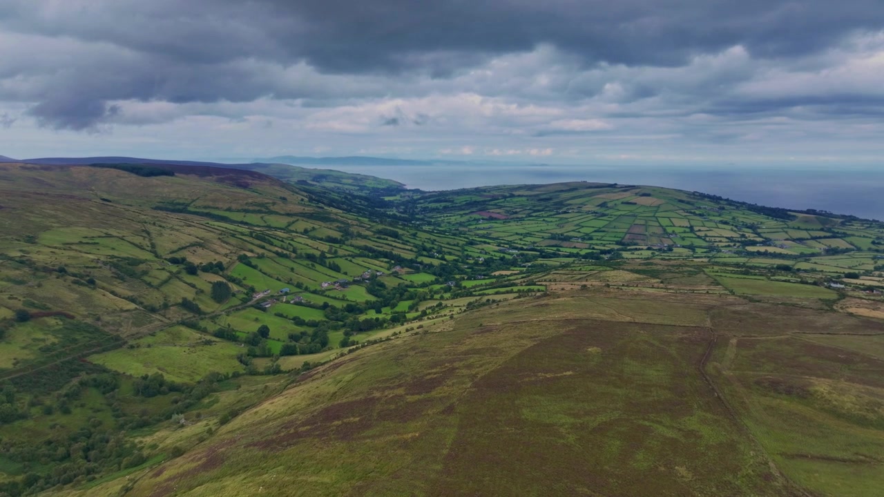 Episk Irland, Droneoptagelse over de vilde landskaber i Glens of Antrim, der fremhæver dybe dale, grønne bjerge og spektakulær nordirsk natur.