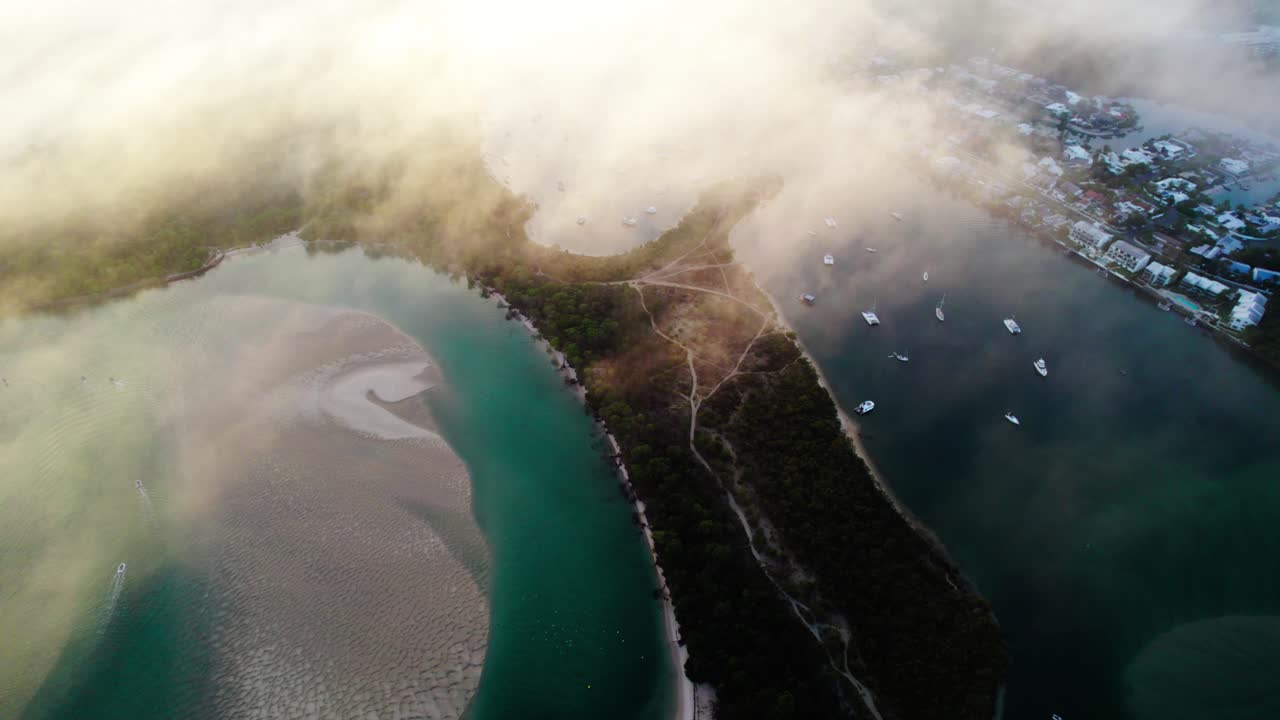 nubes de niebla sobre las cabezas de noosa ciudad costera en el condado de noosa, queensland, australia