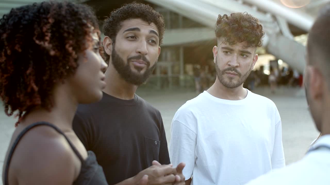 amigos alegres pasando el tiempo juntos