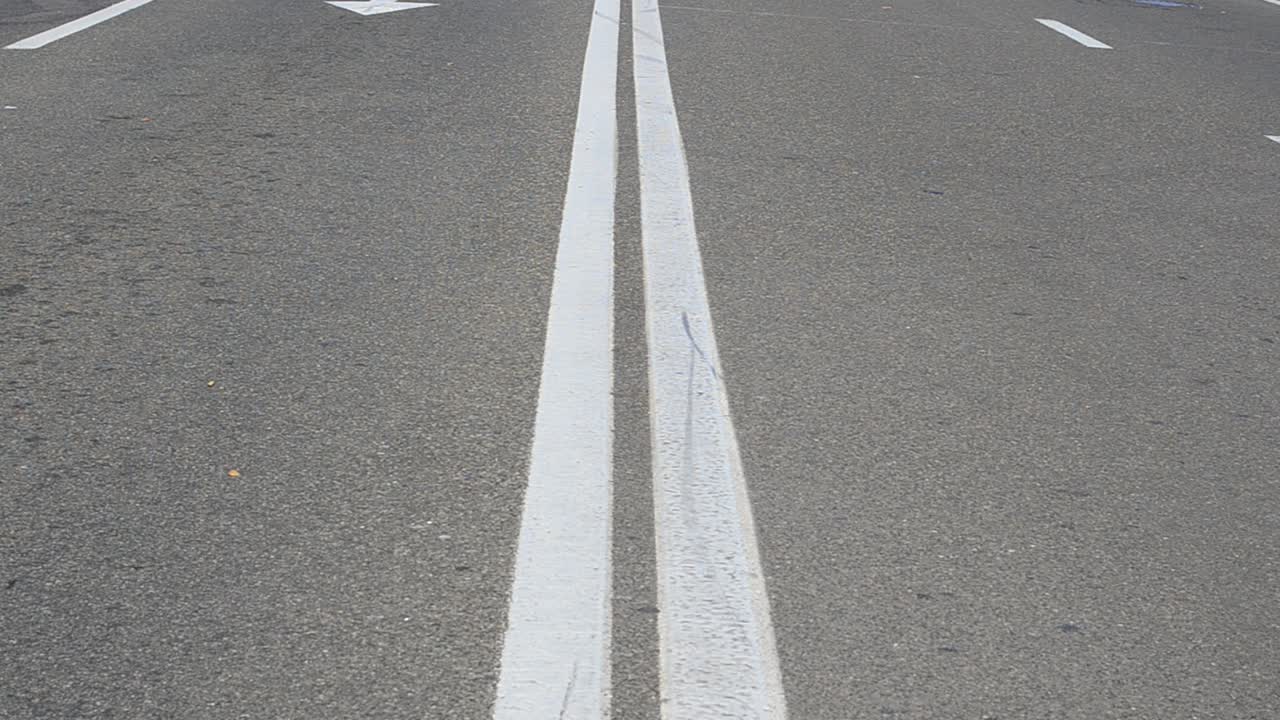 アスファルトの道路に描かれた標識。都市での撮影。