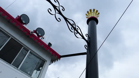 chimenea de barco fluvial contra el cielo dramático en el río ohio en cincinnati, ohio, ee.uu.