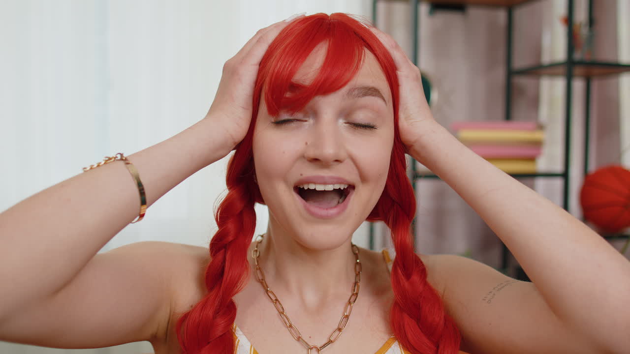 놀라서 흥분한 여자 놀라서 커다란 눈으로 카메라를 쳐다보며 갑작스러운 승리에 충격을 받았습니다. 와우 감정