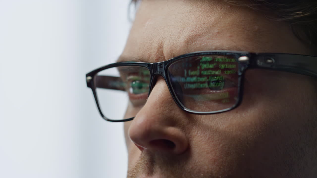 gafas de desarrollador de software que reflejan el código de la terminal de primer plano.