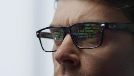 Gafas-De-Desarrollador-De-Software-Que-Reflejan-El-Primer-Plano-Del-Código-Terminal.-It-Man-Hacker-Trabajo