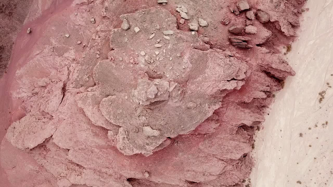 alta colina en espiral en el árido paisaje rocoso del cañón rojo en el parque timna en el desierto de negev en el sur de israel