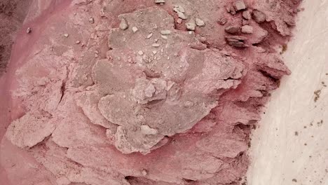 alta colina en espiral en el árido paisaje rocoso del cañón rojo en el parque timna en el desierto de negev en el sur de israel