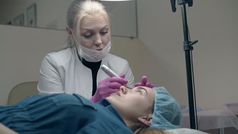 especialista en cosmetología profesional colores de las cejas de la dama
