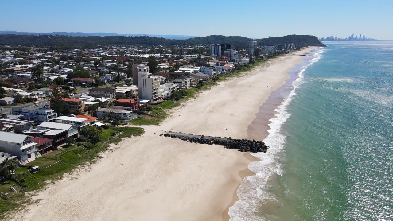 여름철 퀸즐랜드 팜 비치의 도시 가장자리에 있는 그로인