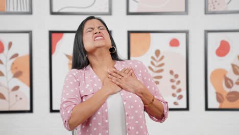 mujer india moderna que tiene un ataque al corazón