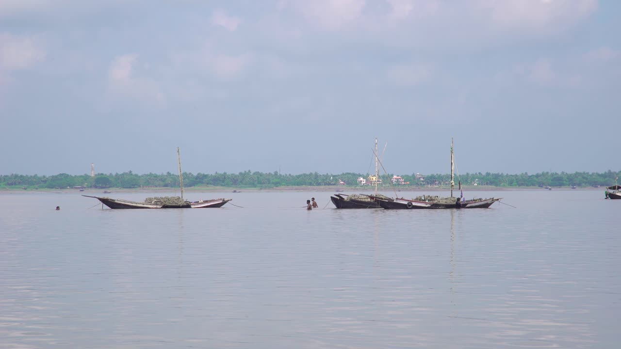 el río ganges lleva una gran cantidad de sedimentos junto con el agua en su largo flujo que se ha congelado en la desembocadura del río, la hendidura se ha convertido en un problema en la desembocadura del ganges