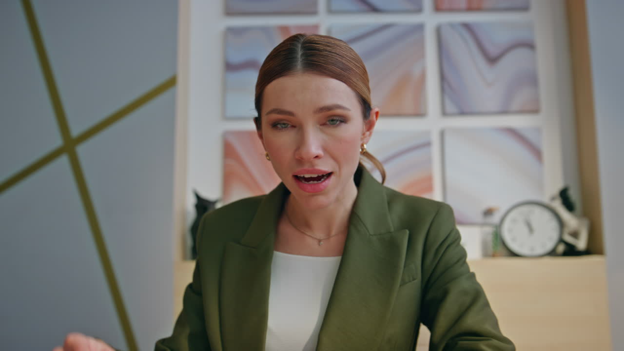 CEO emozionato in videochiamata da remoto nell'ufficio dell'agenzia, ritratto POV. Donna che parla.