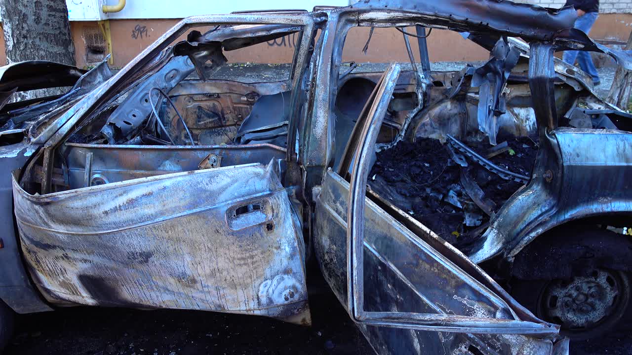 Das gesprengte Auto infolge eines Terroranschlags. Auto nach einem Terroranschlag.