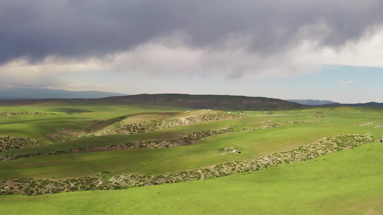 산꼭대기와 초원은  구름 아래 있습니다.