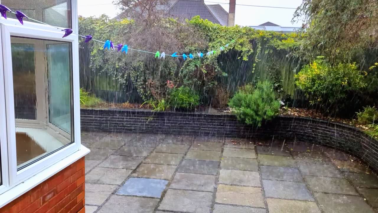 lluvia durante condiciones climáticas extremas que crea un riesgo de inundación