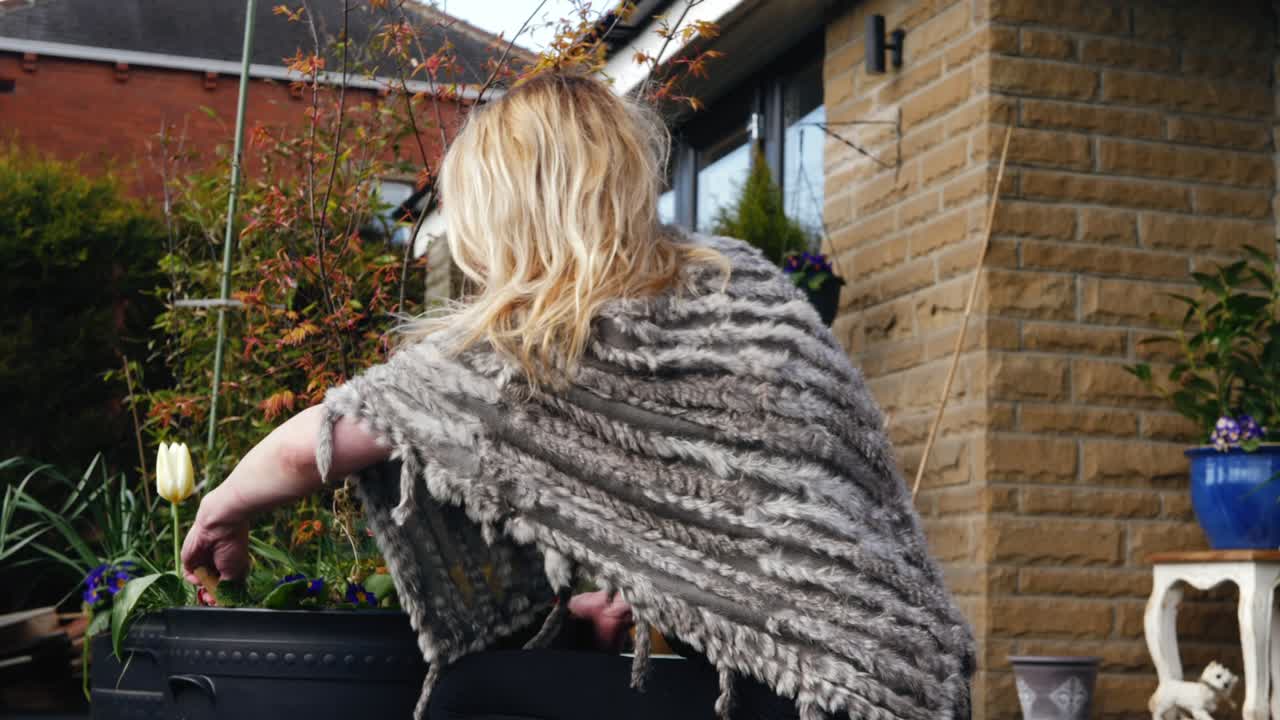 그녀의 정원에서 일하는 매력적인 여성 중간  ⁇   ⁇  슬로우 모션