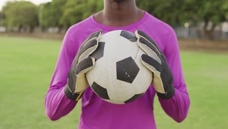 Video-De-Un-Jugador-De-Fútbol-Afroamericano-En-El-Campo-Con-Una-Pelota.