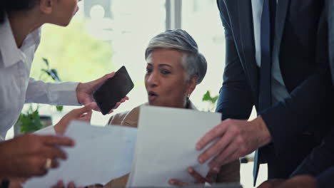 estrés, caos y llamada telefónica de una mujer de negocios