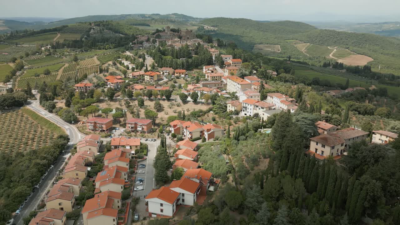 drone disparado con vistas a un pequeño pueblo en la toscana