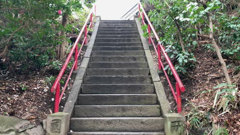 이노카시라 공원의 빨간 레일이 있는 아시아식 돌계단