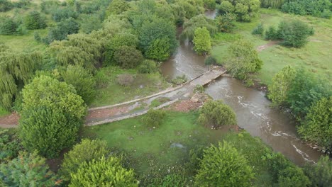 Pequeño-Puente-Sobre-Un-Río-Inundado-Después-De-Fuertes-Lluvias