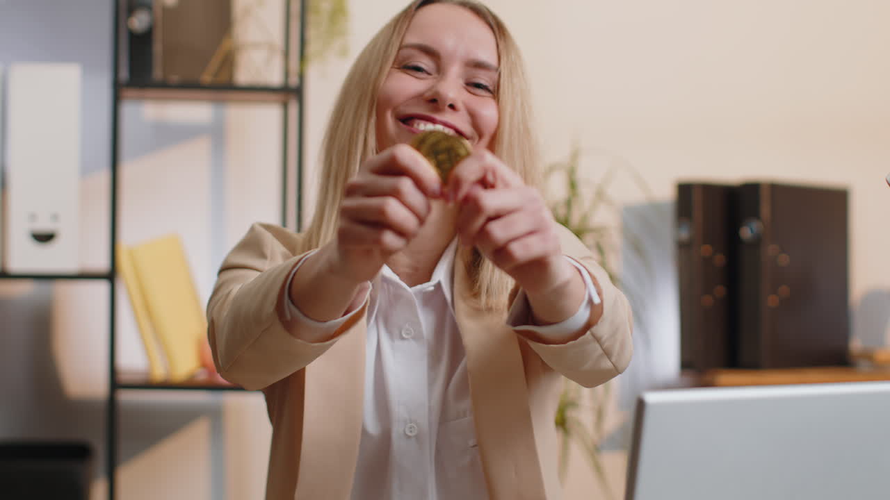 mujer de negocios comerciante de acciones ganando cuenta bitcoins, monitoreo en línea operaciones comerciales en la oficina