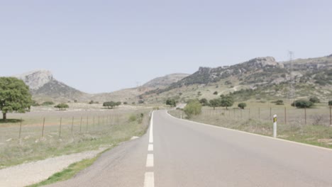 vista trasera de una mujer corriendo