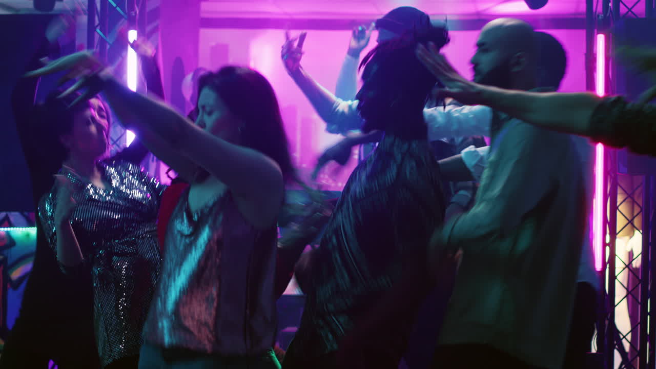Scena di vita notturna con persone che ballano a una festa