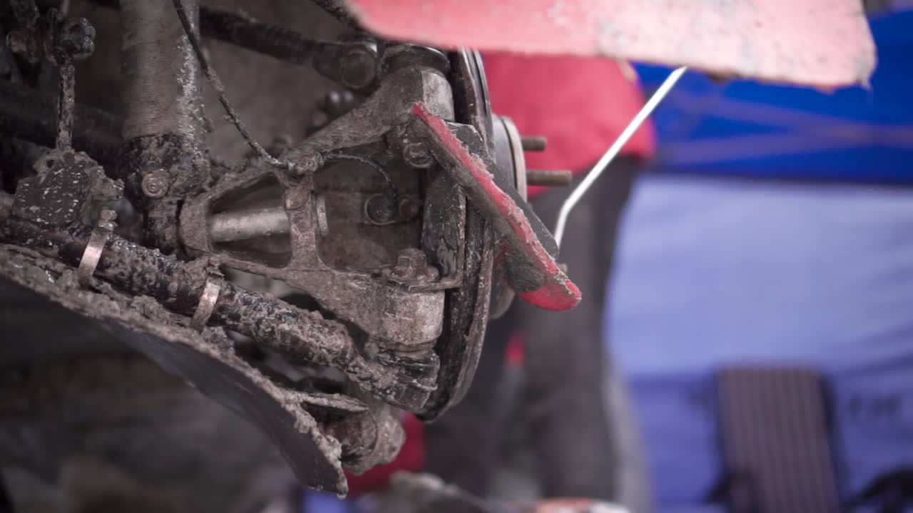 primer plano de una suspensión de coche sucia