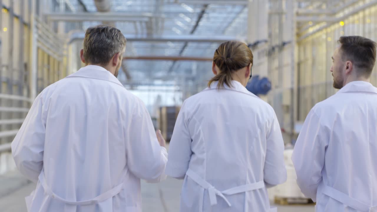 실험실 코트를 입은 온실 엔지니어들이 일하고 있습니다.