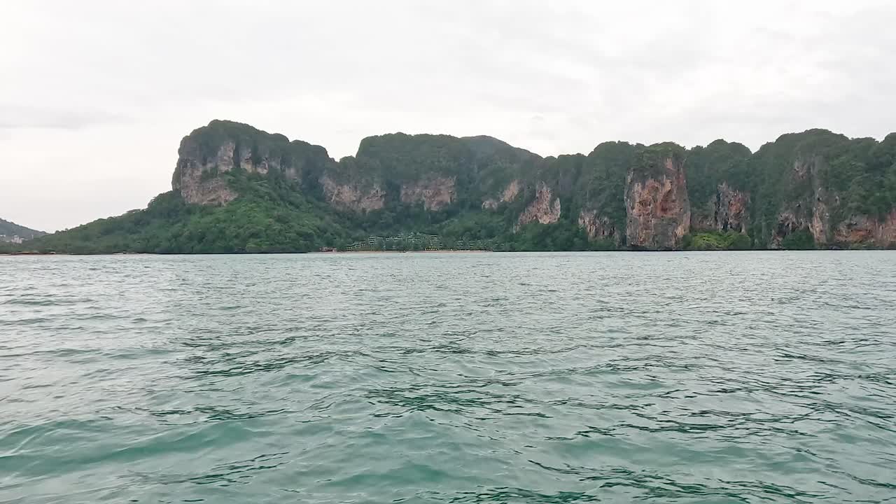 바다와 섬의 풍경과 멀리 있는 산들
