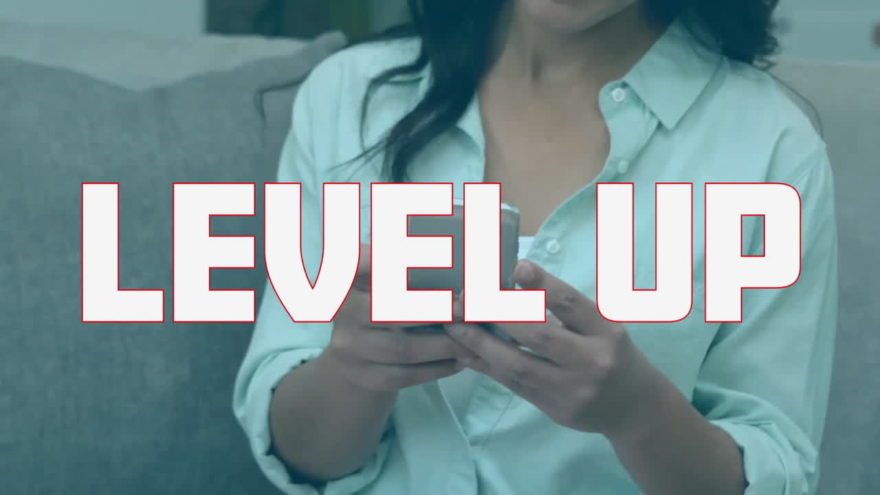 스마트폰을 사용하는 백인 사업가 여성에 대한 레벨 업 텍스트의 애니메이션