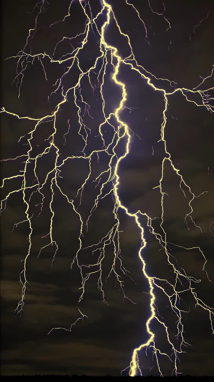 Cattura video in stile drammatico di fulmini che si diramano in un cielo notturno tempestoso