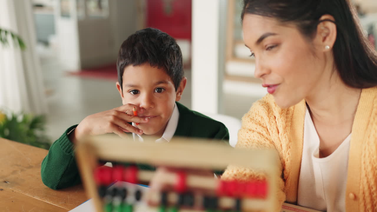 tarea, matemáticas y madre contando con el niño