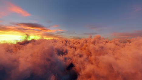 volando por encima de las nubes doradas del atardecer cinematográfico bucle de fondo de movimiento