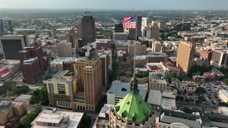 San-Antonio-Texas-Con-La-Bandera-Americana-De-Estados-Unidos