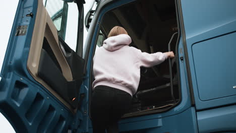 LKW-Fahrer-Steigt-In-LKW-Ein