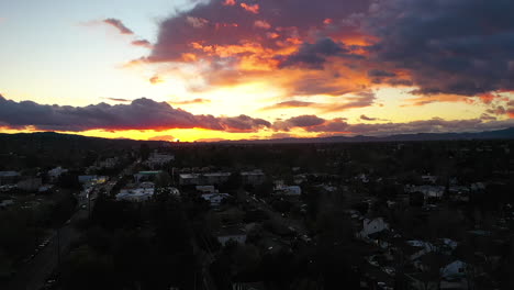 Toma-Panorámica-Con-Drones-Del-Barrio-De-Sherman-Oaks,-Atardecer-Cambiante-En-Los-Ángeles.