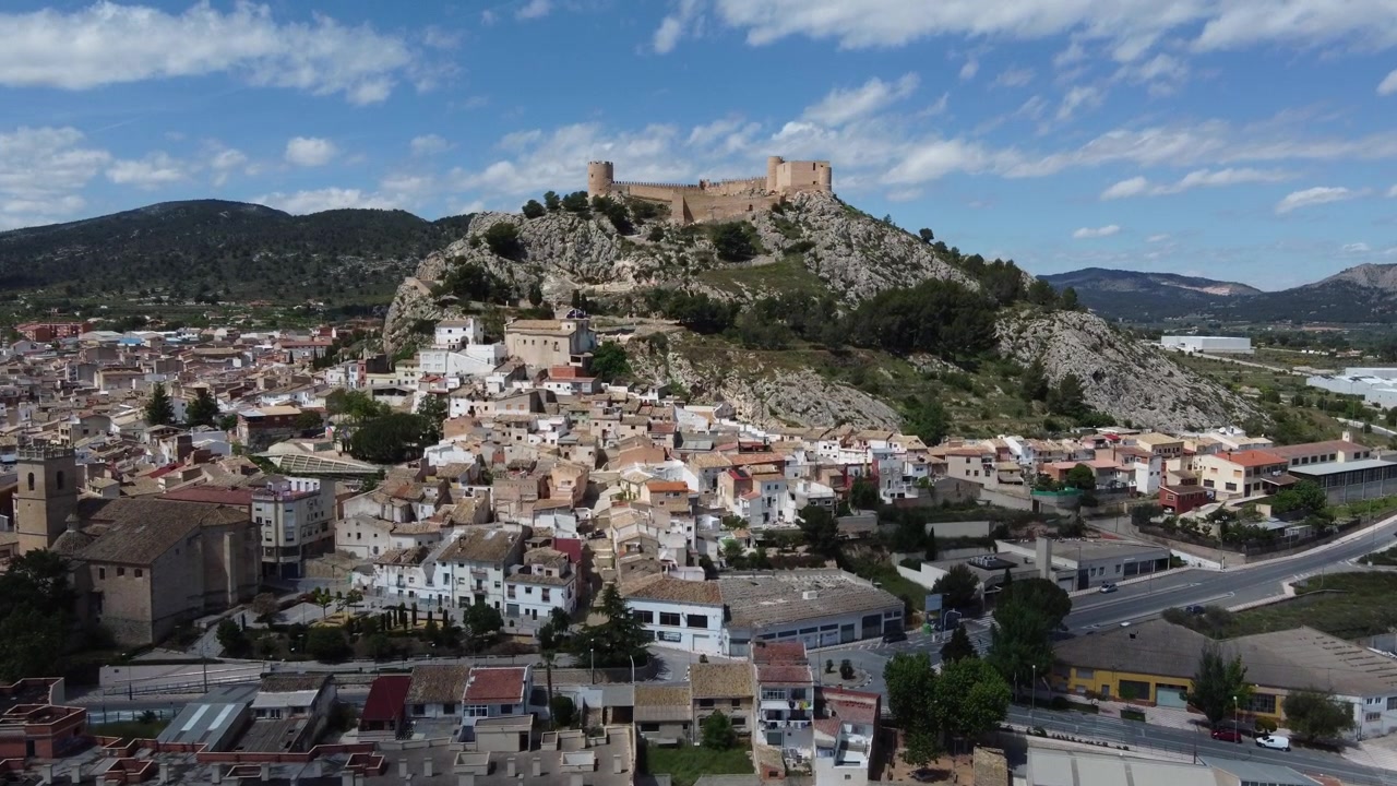 Avvicinamento aereo al castello islamico di Castalla, Spagna.
