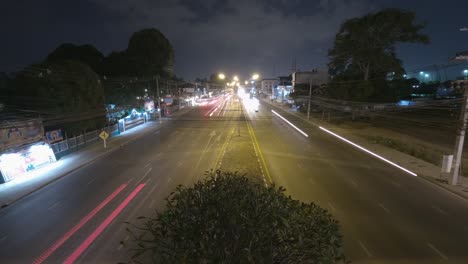 Nightlapse-Estático-De-Una-Carretera-Concurrida-Y-Senderos-De-Camión-Por-La-Noche-Desde-Un-ángulo-Alto-Sobre-La-Calle