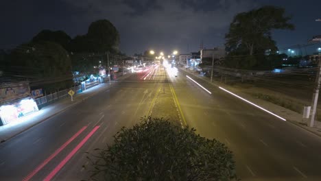 Statischer-Nachtraffer-Einer-Stark-Befahrenen-Autobahn-Und-Autospuren-Bei-Nacht-Aus-Einem-Hohen-Winkel-über-Der-Straße